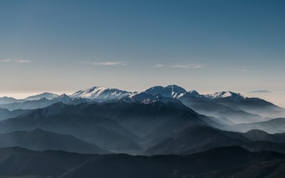 蓝天下的山峰